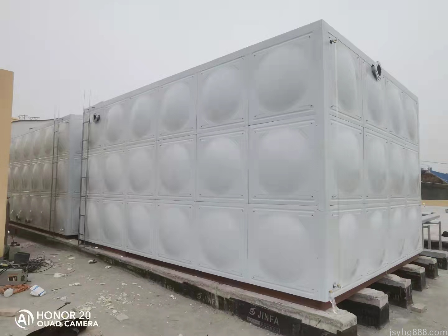 沧州72吨不锈钢保温水箱安装完成交付使用